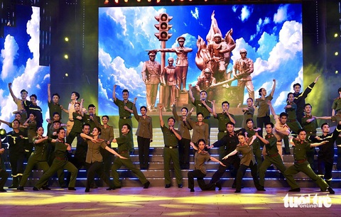 Khán giả trầm trồ xem biểu diễn kỵ binh trên đường Nguyễn Huệ- Ảnh 2. Khán giả trầm trồ xem biểu diễn kỵ binh trên đường Nguyễn Huệ- Ảnh 2.