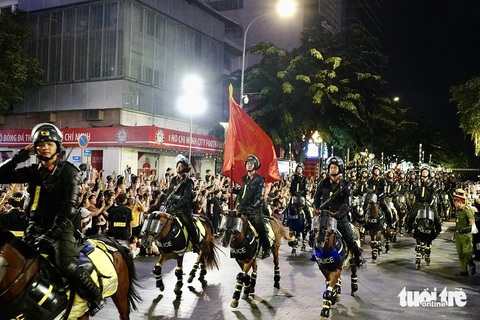 Khán giả trầm trồ xem biểu diễn kỵ binh trên đường Nguyễn Huệ- Ảnh 7. Khán giả trầm trồ xem biểu diễn kỵ binh trên đường Nguyễn Huệ- Ảnh 7.