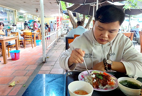 Bữa cơm ở căn tin Bệnh viện Thống Nhất, TP.HCM - Ảnh: Đ.KHẢI Bữa cơm ở căng tin Bệnh viện Thống Nhất, TP.HCM - Ảnh: Đ.KHẢI