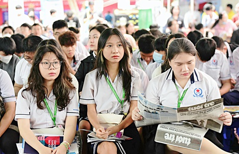 Thí sinh nghe tư vấn tại Ngày tư vấn xét tuyển đại học, cao đẳng 2024 tại TP.HCM - Ảnh: DUYÊN PHAN Chiều nay 17-8 nhiều trường 'hot' công bố điểm chuẩn đại học- Ảnh 1.