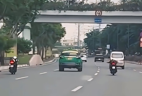 Diễn trò quái xế trên đường lớn Phạm Văn Đồng, nhóm thanh niên bị Công an hỏi thăm- Ảnh 2. Diễn trò quái xế trên đường lớn Phạm Văn Đồng, nhóm thanh niên bị công an hỏi thăm - Ảnh 2.