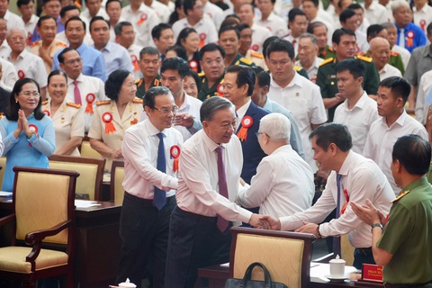 Tổng Bí thư, Chủ tịch nước Tô Lâm trao tặng danh hiệu cho Công an TP.HCM- Ảnh 7. Tổng Bí thư, Chủ tịch nước Tô Lâm trao tặng danh hiệu cho Công an TP.HCM - Ảnh 8.