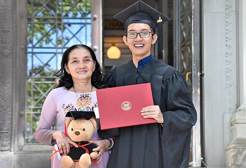 Nụ cười của mẹ Sâm trong ngày cậu út Lê Hải Phú nhận bằng thạc sĩ thủ khoa của Viện Công nghệ Massachusetts (MIT) tại Mỹ - Ảnh: NVCC Hành trình 4 lần thủ khoa cùng mẹ- Ảnh 1.