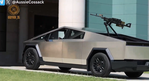 Lãnh đạo Chechnya biến xe Tesla thành xe chiến đấu gửi đến chiến trường Ukraine- Ảnh 1. Lãnh đạo Chechnya biến xe Tesla thành xe chiến đấu gửi đến chiến trường Ukraine - Ảnh 1.