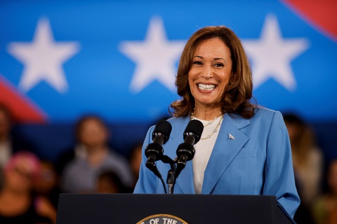 Bà Harris công bố đề xuất chính sách kinh tế trái ngược ông Trump- Ảnh 1. Bà Harris công bố đề xuất chính sách kinh tế trái ngược ông Trump - Ảnh 1.