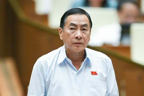 Vừa lái xe vừa nghe điện thoại: Nguy hiểm như 'ma men' lái xe - Ảnh 3. Vừa lái xe vừa nghe điện thoại: Nguy hiểm như “ma men” lái xe - Ảnh 3.