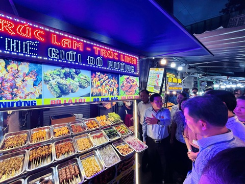 Đa số hộ kinh doanh tại phố ẩm thực Hồ Thị Kỷ tuân thủ vệ sinh an toàn thực phẩm- Ảnh 1. Đa số hộ kinh doanh tại phố ẩm thực Hồ Thị Kỷ tuân thủ vệ sinh an toàn thực phẩm - Ảnh 1.