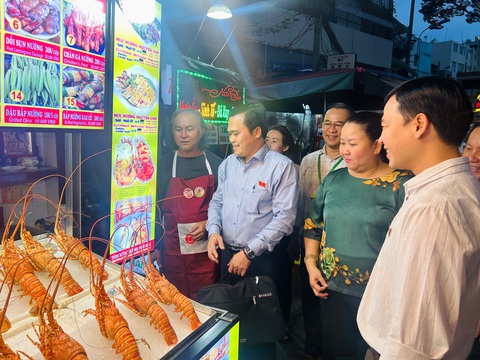 Đa số hộ kinh doanh tại phố ẩm thực Hồ Thị Kỷ tuân thủ vệ sinh an toàn thực phẩm- Ảnh 2. Đa số hộ kinh doanh tại phố ẩm thực Hồ Thị Kỷ tuân thủ vệ sinh an toàn thực phẩm - Ảnh 2.