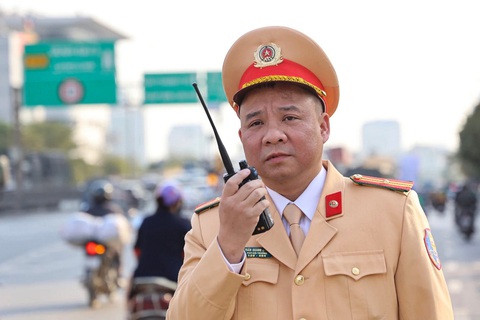 Vừa lái xe vừa nghe điện thoại: Nguy hiểm như “ma men” lái xe - Ảnh 2.