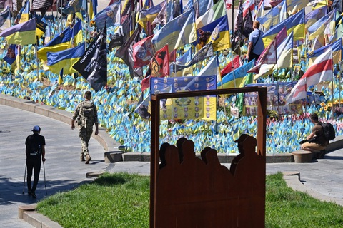 Rộ tin Ukraine lên kế hoạch dùng 'bom bẩn', tấn công nhà máy điện hạt nhân- Ảnh 1. Một quân nhân Ukraine bị thương (trái) đi đến khu vực tưởng niệm những người lính Ukraine đã hy sinh tại quảng trường Độc lập ở Kiev, Ukraine hôm 14-8 - Ảnh: AFP