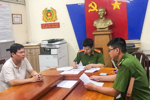 Bắt tài xế liên quan vụ cô gái nằm trên nắp ca pô kêu cứu - Ảnh 1. Bắt tài xế liên quan vụ cô gái nằm trên nắp ca pô kêu cứu- Ảnh 1.