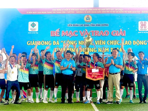 Hơn 400 người tham gia giải bóng đá công nhân, người lao động Bình Dương - Ảnh 1. Hơn 400 người tham gia giải bóng đá công nhân, người lao động Bình Dương - Ảnh 1.