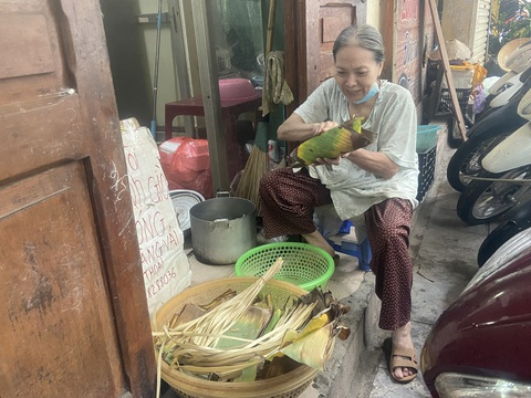Rổ bánh giò 'tri túc' của bà Phương - Ảnh 2. Rổ bánh giò 'tri túc' của bà Phương - Ảnh 2.