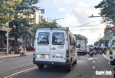 Xe đưa đón học sinh phải kiểm tra số lượng người lên xuống xe- Ảnh 1. Xe đưa đón học sinh phải kiểm tra số lượng người lên xuống xe- Ảnh 1.
