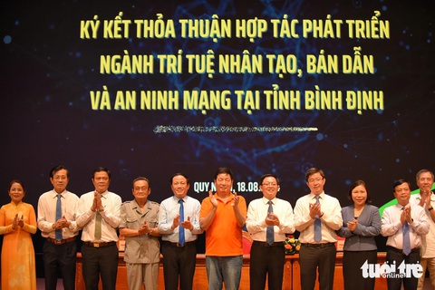 Tập đoàn FPT sẽ tạo ra hàng triệu nhân ngành lực trí tuệ nhân tạo tại Bình Định - Ảnh 1. FPT đào tạo về trí tuệ nhân tạo từ lớp 1 đến lớp 12 cho học sinh Bình Định - Ảnh 1.