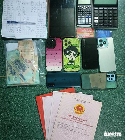 Bắt 4 nghi phạm tổ chức đánh bạc trên mạng, thu giữ trên 300 triệu đồng- Ảnh 2. Bắt 4 nghi phạm tổ chức đánh bạc trên mạng, thu giữ trên 300 triệu đồng- Ảnh 2.