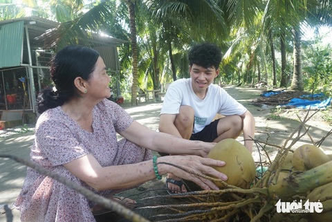 Vào đại học từ chòi canh dừa và tình thương của nội - Ảnh 2. Khoe kết quả trúng tuyển trước bàn thờ cha mẹ - Ảnh 1.