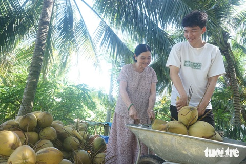 Vào đại học từ chòi canh dừa và tình thương của nội - Ảnh 4. Khoe kết quả trúng tuyển trước bàn thờ cha mẹ - Ảnh 2.
