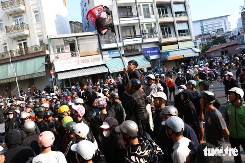 Hàng trăm thanh niên thất vọng ra về vì không giật được tiền ngày cúng cô hồn- Ảnh 8. Hàng trăm thanh niên thất vọng ra về vì không giật được tiền ngày cúng cô hồn- Ảnh 8.