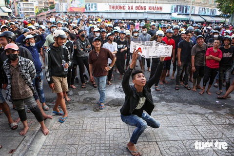 Hàng trăm thanh niên thất vọng ra về vì không giật được tiền ngày cúng cô hồn- Ảnh 9. Đến gần 18h, vòng xoay Đèn Năm Ngọn vẫn kín người chờ đợi