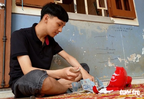 Nam sinh Quảng Trị trúng tuyển Bách khoa Đà Nẵng dù mang khối u mạch máu trong não- Ảnh 3. Nam sinh Quảng Trị trúng tuyển Bách khoa Đà Nẵng dù mang khối u mạch máu trong não- Ảnh 3.