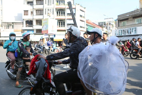 Hàng trăm thanh niên thất vọng ra về vì không giật được tiền ngày cúng cô hồn- Ảnh 1. Hàng trăm thanh niên thất vọng ra về vì không giật được tiền ngày cúng cô hồn- Ảnh 1.