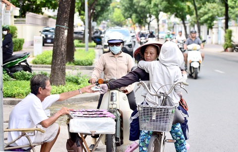 Gánh con, gánh cả cuộc đời - Ảnh 4. Gánh con, gánh cả cuộc đời - Ảnh 4.