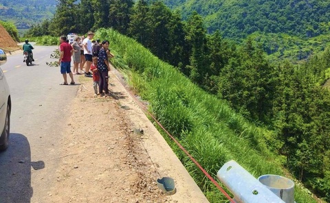 Ô tô lao xuống vực sâu, bốc cháy, một người chết, một người bị thương - Ảnh 1.