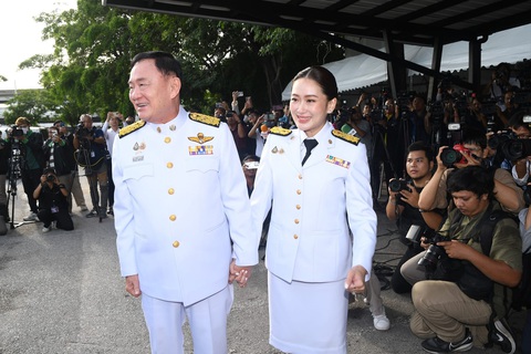 Tân Thủ tướng Thái Lan Paetongtarn tay trong tay cùng cha Thaksin trong ngày được bổ nhiệm- Ảnh 1. Tân Thủ tướng Thái Lan Paetongtarn tay trong tay cùng cha Thaksin trong ngày được bổ nhiệm - Ảnh 1.