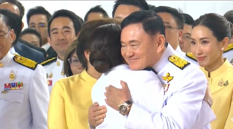 Tân Thủ tướng Thái Lan Paetongtarn tay trong tay cùng cha Thaksin trong ngày được bổ nhiệm- Ảnh 2. Tân Thủ tướng Thái Lan Paetongtarn tay trong tay cùng cha Thaksin trong ngày được bổ nhiệm - Ảnh 2.