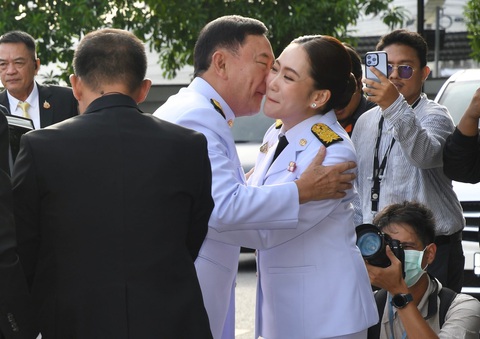 Tân Thủ tướng Thái Lan Paetongtarn tay trong tay cùng cha Thaksin trong ngày được bổ nhiệm- Ảnh 3. Tân Thủ tướng Thái Lan Paetongtarn tay trong tay cùng cha Thaksin trong ngày được bổ nhiệm - Ảnh 3.