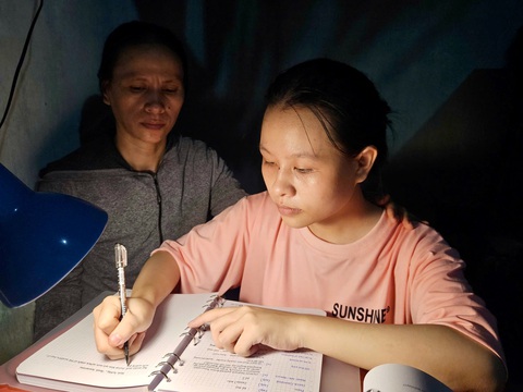 Giữ lời hứa với cha, làm học sinh giỏi tỉnh, đậu vào trường Đại học Ngoại thương TP.HCM- Ảnh 1. Giữ lời hứa với cha, làm học sinh giỏi tỉnh, đậu vào Trường đại học Ngoại thương TP.HCM - Ảnh 1.