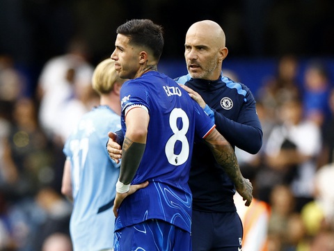 Người hâm mộ tức giận vì HLV trưởng Chelsea chọn Enzo Fernandez làm đội trưởng- Ảnh 3. Tranh cãi: Enzo Fernandez mang băng đội trưởng Chelsea - Ảnh 3.
