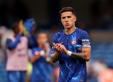 Người hâm mộ tức giận vì HLV trưởng Chelsea chọn Enzo Fernandez làm đội trưởng- Ảnh 1. Người hâm mộ tức giận vì HLV trưởng Chelsea chọn Enzo Fernandez làm đội trưởng- Ảnh 1.