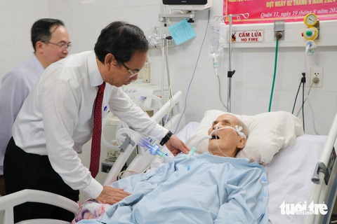 Huy hiệu 80 năm tuổi Đảng được Bí thư Thành ủy TP.HCM trao trong hoàn cảnh đặc biệt - Ảnh 1.