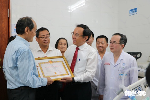 Huy hiệu 80 năm tuổi Đảng được Bí thư Thành ủy TP.HCM trao trong hoàn cảnh đặc biệt - Ảnh 2.