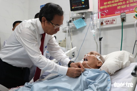Huy hiệu 80 năm tuổi Đảng được Bí thư Thành ủy TP.HCM trao trong hoàn cảnh đặc biệt - Ảnh 3.