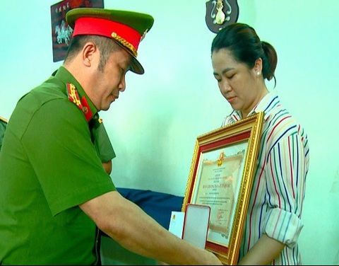 Truy tặng Huân chương Bảo vệ Tổ quốc cho cảnh sát giao thông hy sinh - Ảnh 1. Truy tặng Huân chương Bảo vệ Tổ quốc cho cảnh sát giao thông hy sinh - Ảnh 1.