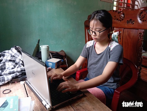 Đi học thay cha gánh vác gia đình - Ảnh 6. Con đậu 3 trường đại học, mẹ nghèo muốn bán con bò duy nhất - Ảnh 5.