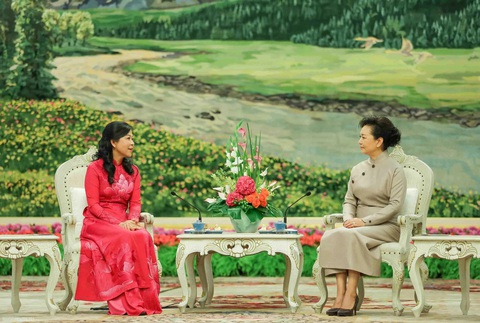 Phu nhân Ngô Phương Ly dự tiệc trà do phu nhân Bành Lệ Viên chủ trì - Ảnh 1. Phu nhân Ngô Phương Ly dự tiệc trà do phu nhân Bành Lệ Viên chủ trì - Ảnh 1.