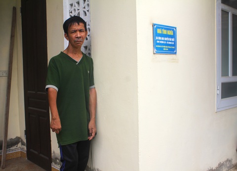 Bố tàn tật, mẹ ung thư, hai chị em dìu nhau vào giảng đường - Ảnh 3. Bố tàn tật, mẹ ung thư, hai chị em dìu nhau vào giảng đường - Ảnh 3.
