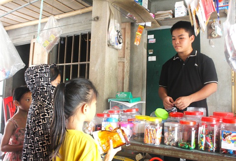 Bố tàn tật, mẹ ung thư, hai chị em dìu nhau vào giảng đường - Ảnh 2. Bố tàn tật, mẹ ung thư, hai chị em cùng trúng tuyển, lo lắng gấp đôi - Ảnh 4.