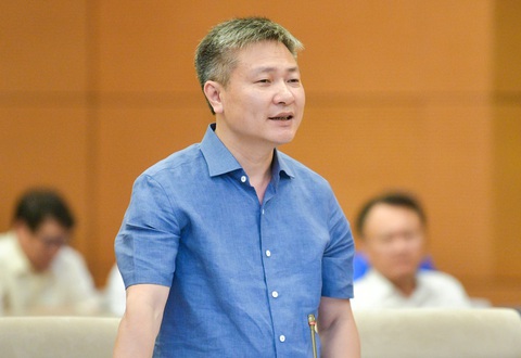 Thứ trưởng Bộ Công an: Học sinh đi xe máy, xe máy điện dàn hàng, vượt ẩu, dùng điện thoại- Ảnh 1. Thứ trưởng Bộ Công an: Học sinh đi xe máy, xe máy điện dàn hàng ngang, vượt ẩu, dùng điện thoại - Ảnh 1.