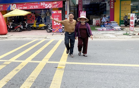 Thầm lặng dẫn người qua ngã ba suốt 30 năm - Ảnh 1. 'Thịnh hiệp sĩ' thầm lặng dẫn người qua ngã ba suốt 30 năm - Ảnh 1.