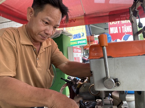 'Thịnh hiệp sĩ' thầm lặng dẫn người qua ngã ba suốt 30 năm - Ảnh 2. 'Thịnh hiệp sĩ' thầm lặng dẫn người qua ngã ba suốt 30 năm - Ảnh 2.