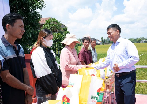 Phân Bón Cà Mau tài trợ công trình cầu Miễu Bà tại Đồng Tháp - Ảnh 4. Phân bón Cà Mau tài trợ xây cầu Miễu Bà tại Đồng Tháp - Ảnh 4.