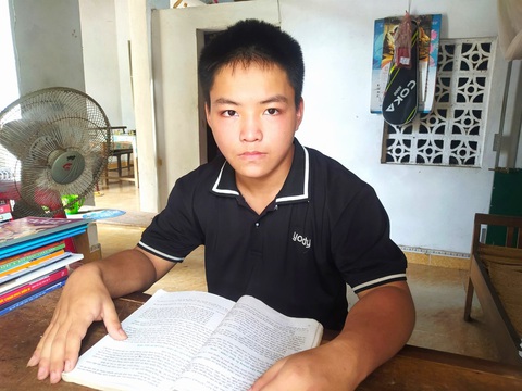 Bố tàn tật, mẹ ung thư, hai chị em dìu nhau vào giảng đường - Ảnh 1. Bố tàn tật, mẹ ung thư, hai chị em cùng trúng tuyển, lo lắng gấp đôi - Ảnh 1.