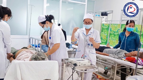 Hai vụ va chạm trên cao tốc TP.HCM- Trung Lương, 10 người nhập viện - Ảnh 3.