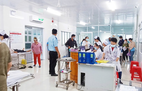 Hai vụ va chạm trên cao tốc TP.HCM- Trung Lương, 10 người nhập viện - Ảnh 1.