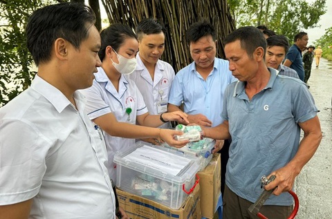 CDC Hà Nội thành lập tổ cơ động chống dịch, cấp phát thuốc cho người bệnh - Ảnh: CDC Hà Nội Hà Nội lập tổ chống dịch cơ động, phát thuốc cho người dân khu vực ngập úng- Ảnh 1.